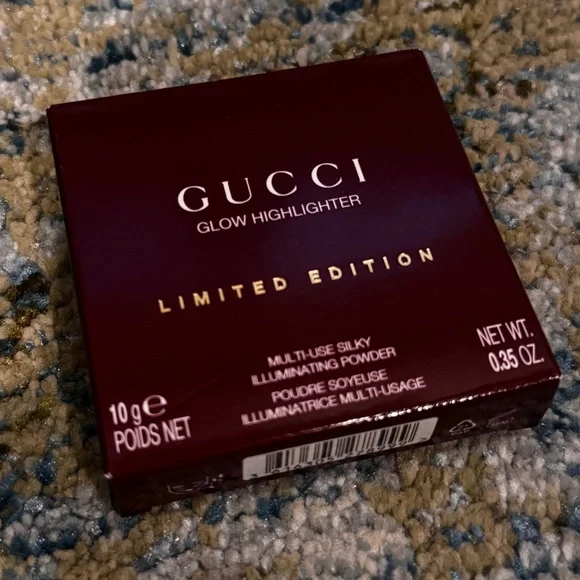 06, Limited-Edition Gucci Glow Highlighter Powder - Picture 2 of 5